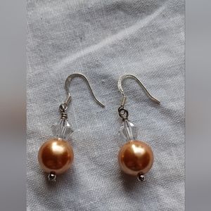 I'm selling a NEW pair of earrings NEVER worn.